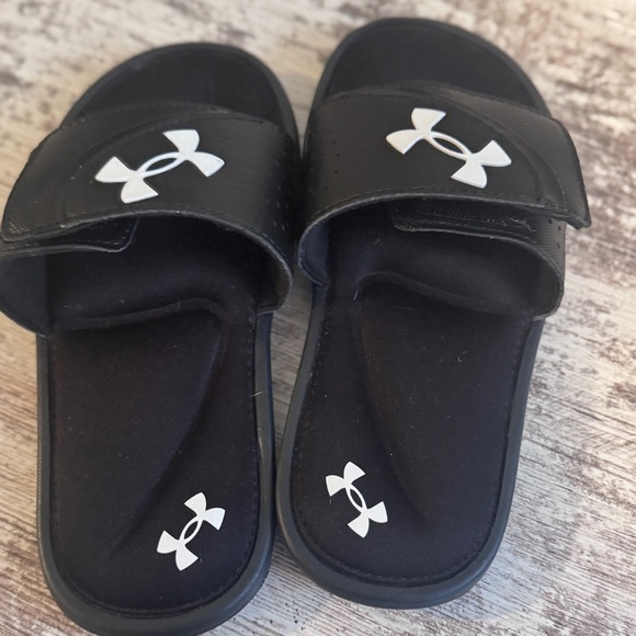 Under Armour Kids Black Slide Sandals boys size 1 - Picture 4 of 6
